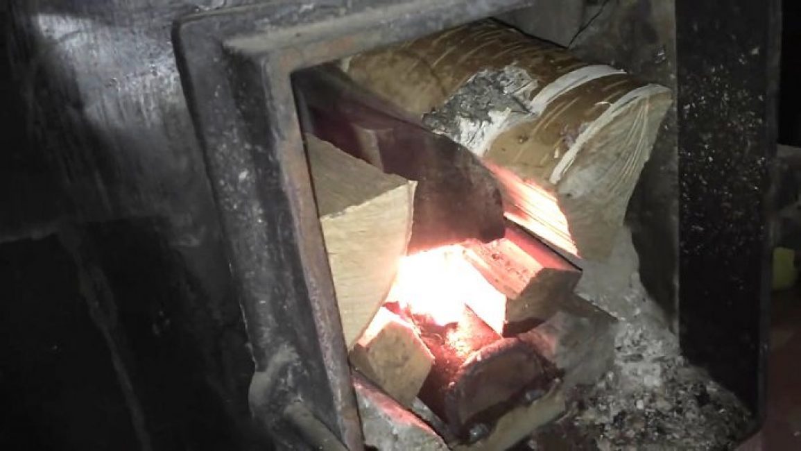 Amint a víz elkezd gőzzé válni, a rönk teljesíti a funkcióját.