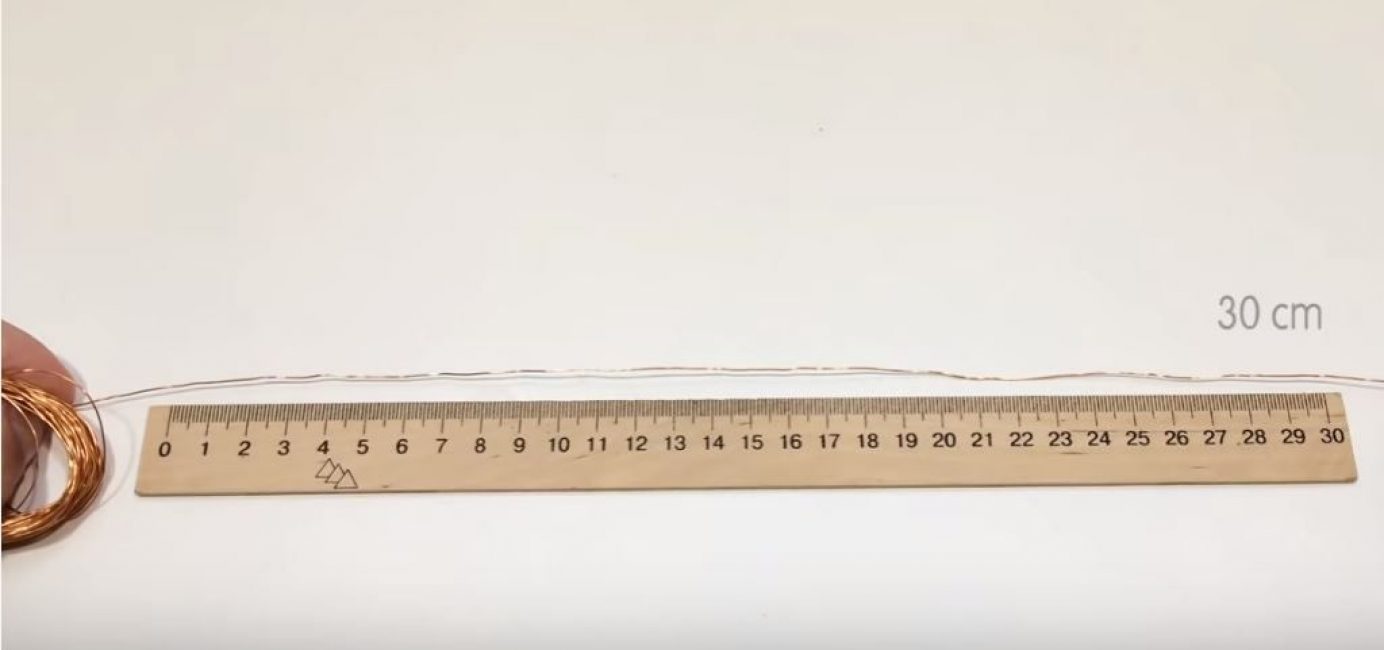 Odměříme a ustřihneme 30 cm drátu