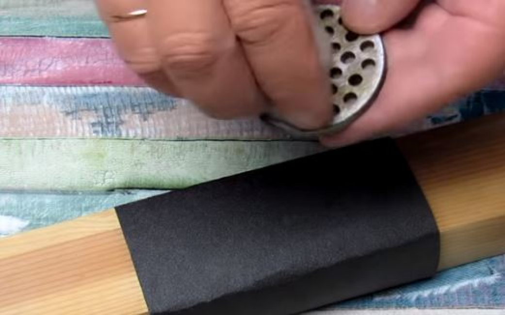 Använd en svamp och blöt nätkniven med vatten