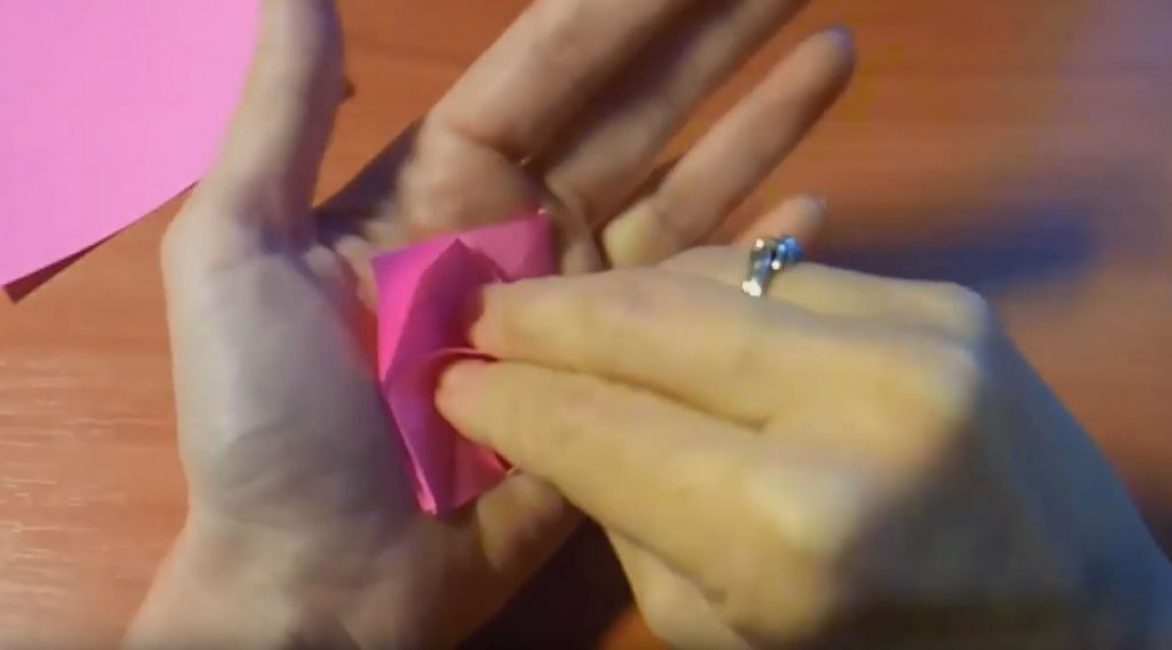 basen av rosen placeras på vänster handflata