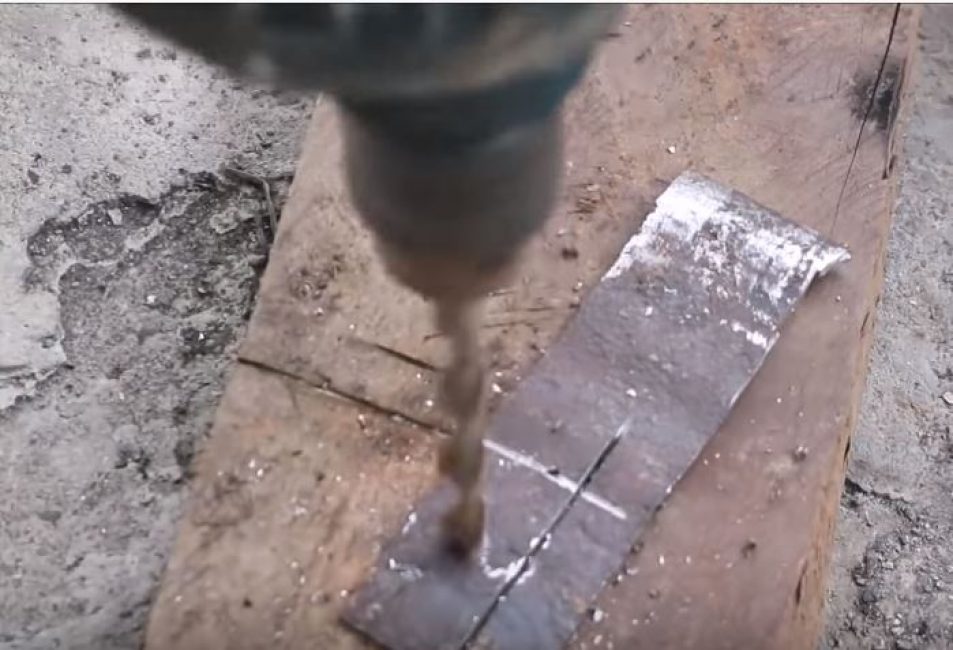 Dikdörtgen bir plakada delik açma