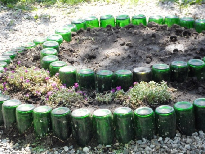 Borde de botella de vidrio verde