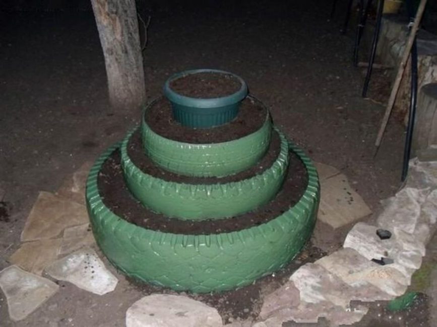 Macizo de flores de varios niveles de neumáticos de coche