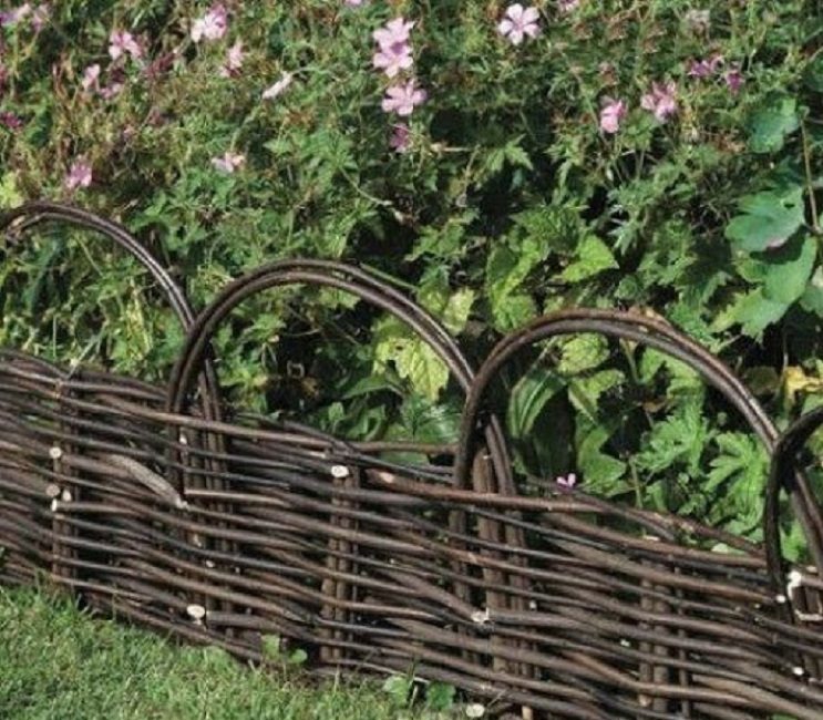 Cercas de mimbre de bricolaje para macizos de flores.