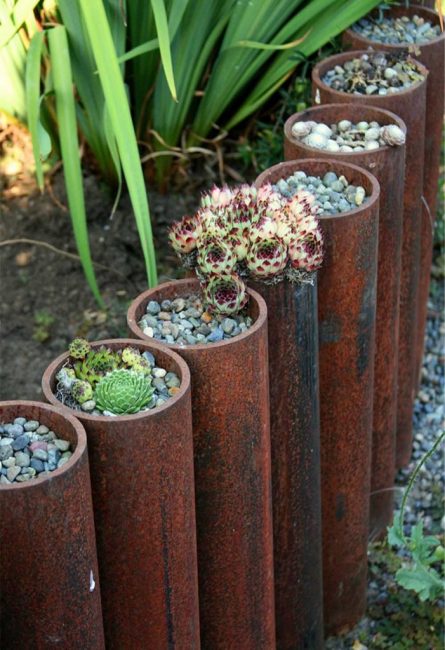 Con un diámetro suficiente de las tuberías, puede llenarlas con algún tipo de material decorativo o incluso plantar plantas con un pequeño sistema de raíces.