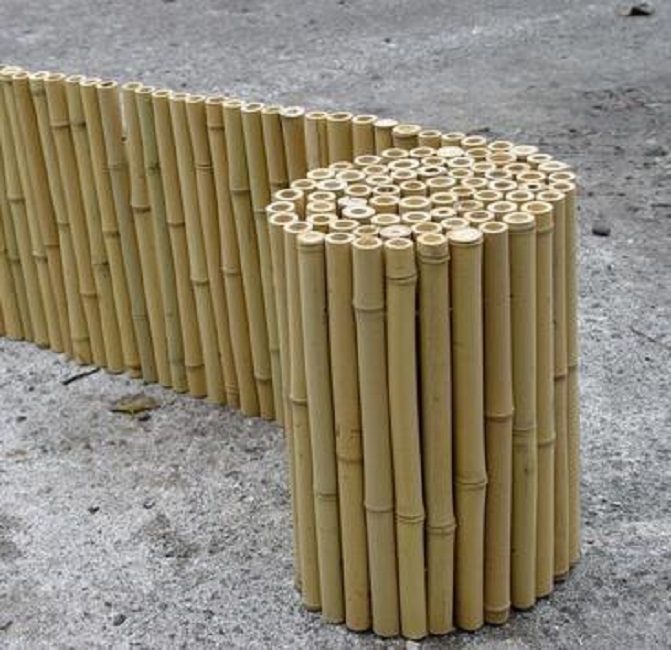 La forma más fácil de comprar una cerca de bambú es en forma de rollo terminado.
