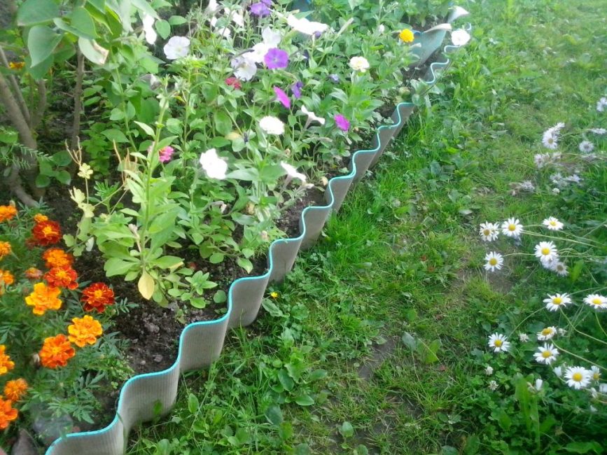 Pizarra como borde para un macizo de flores.