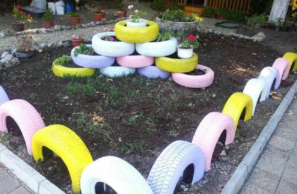 La forma más fácil de usarlos es simplemente gotearlos alrededor del perímetro de la cama de flores.