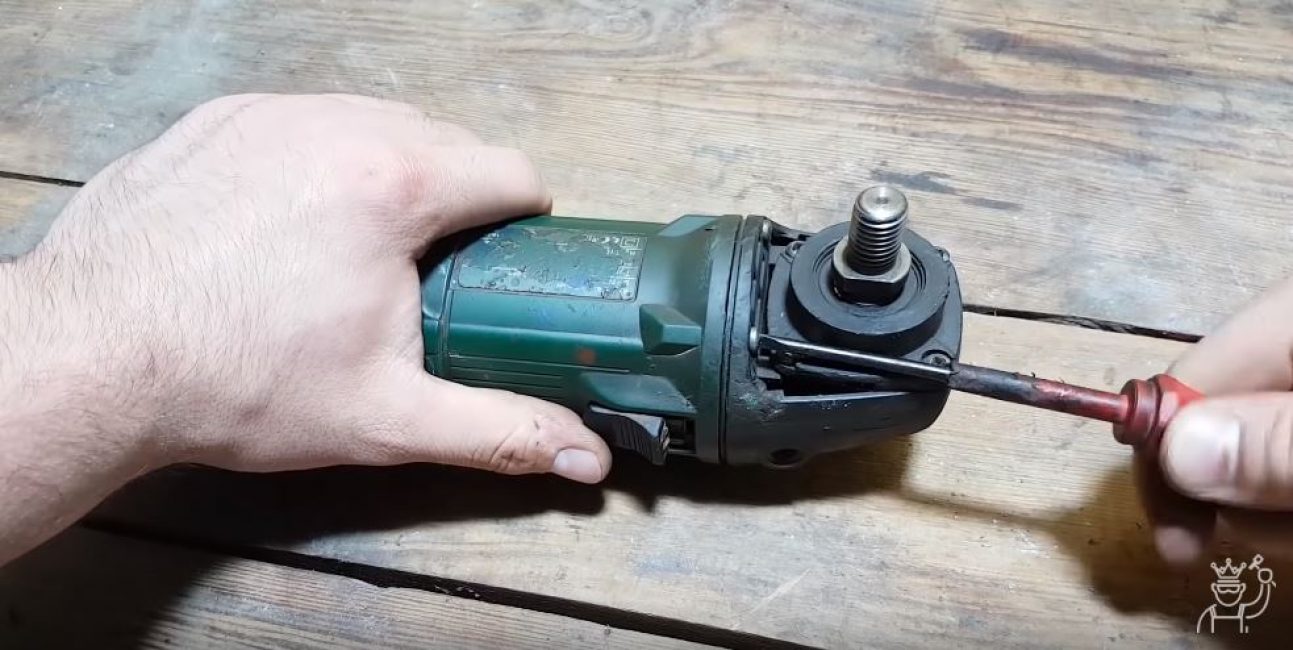 Afloje los cuatro tornillos