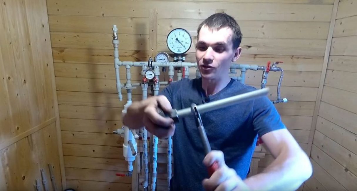 Matricát teszünk fel és csőkulccsal forgatjuk a csövet