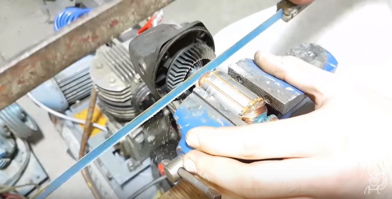 Sujetamos el rotor de un motor eléctrico quemado.