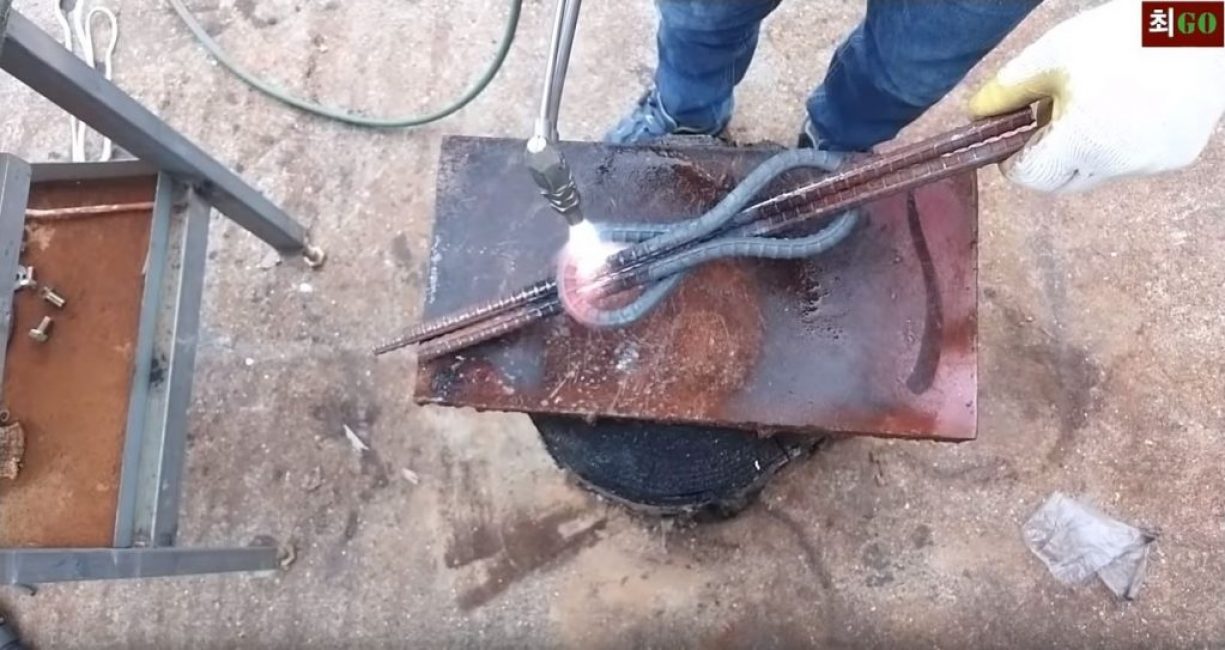 időnként melegítse fel a szerelvényeket, majd verje meg kalapáccsal