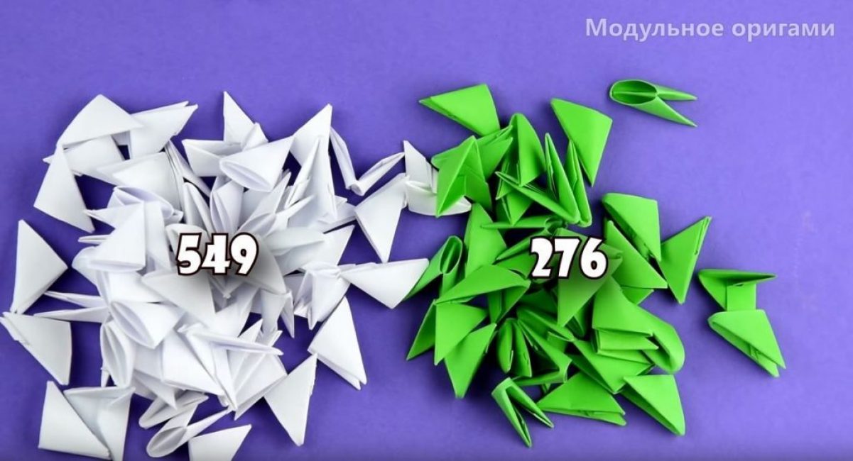 Общо, за да сглобим ваза, се нуждаем от 549 бели и 276 зелени модула.