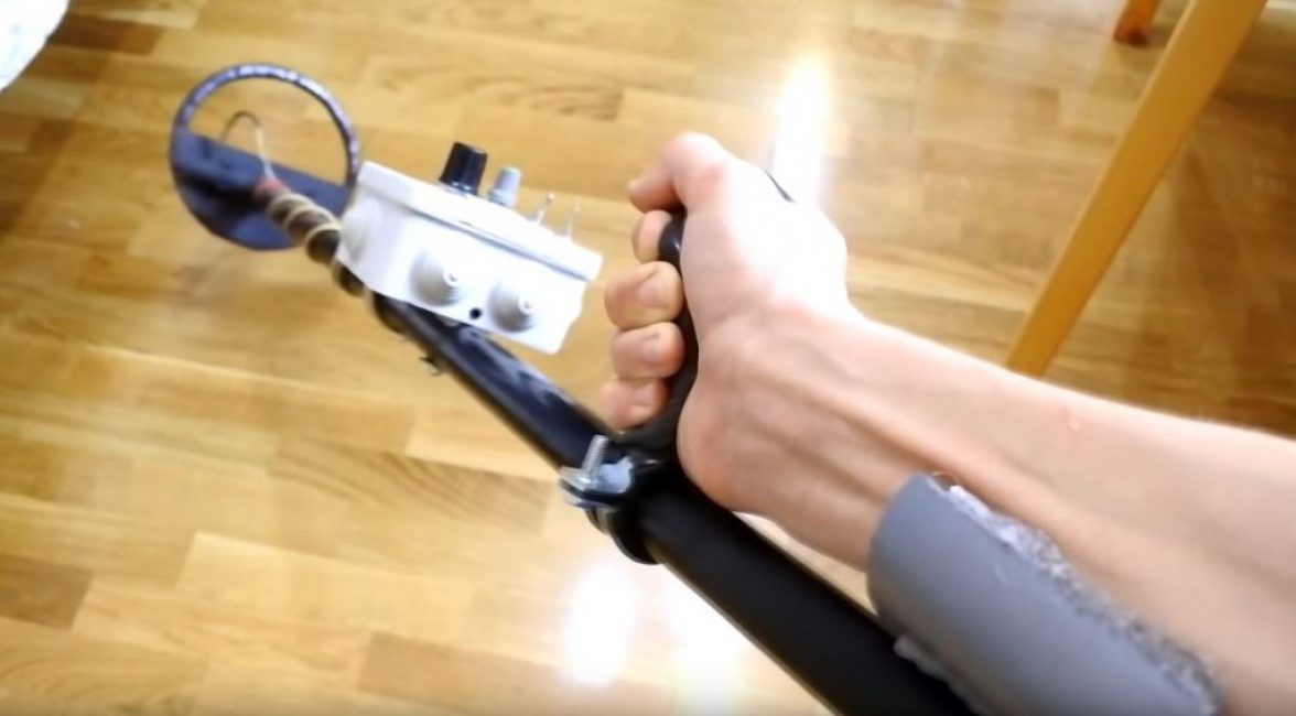 De un tubo de ø50 mm hacemos un carro debajo del brazo y lo cubrimos con goma espuma.