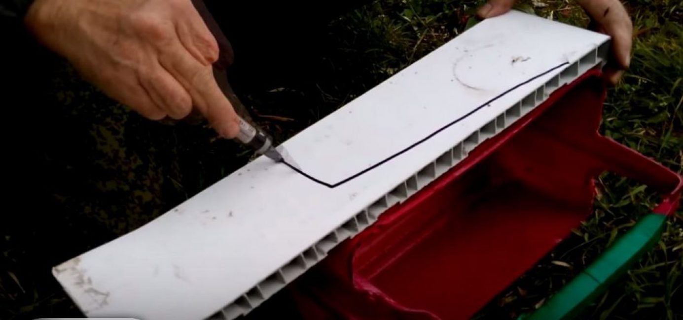 jelölővel rajzolja meg a leendő szerszámrekesz körvonalát