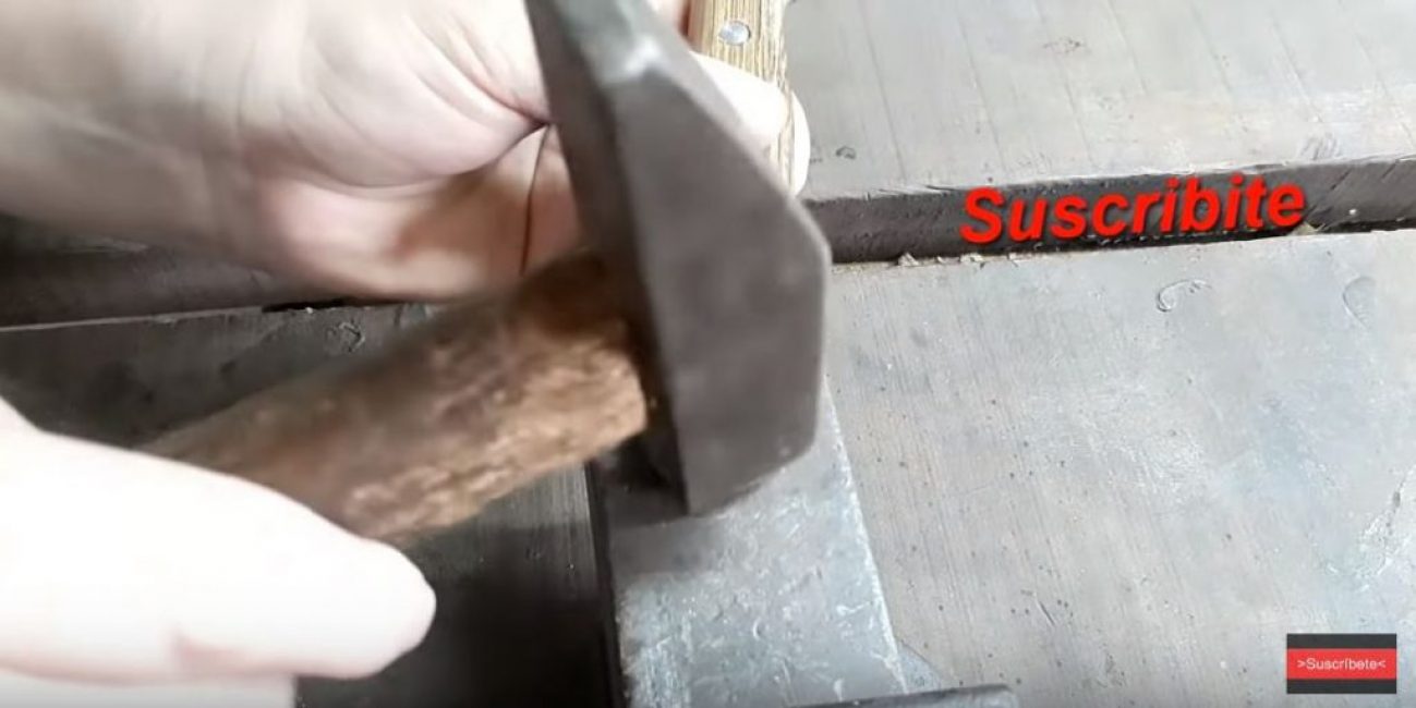 Perçini bir çekiçle yerine koyun