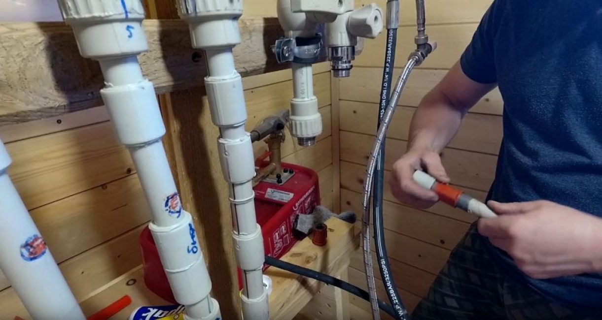 Szükség esetén a csatlakozásokat csőkulcsokkal meg lehet húzni
