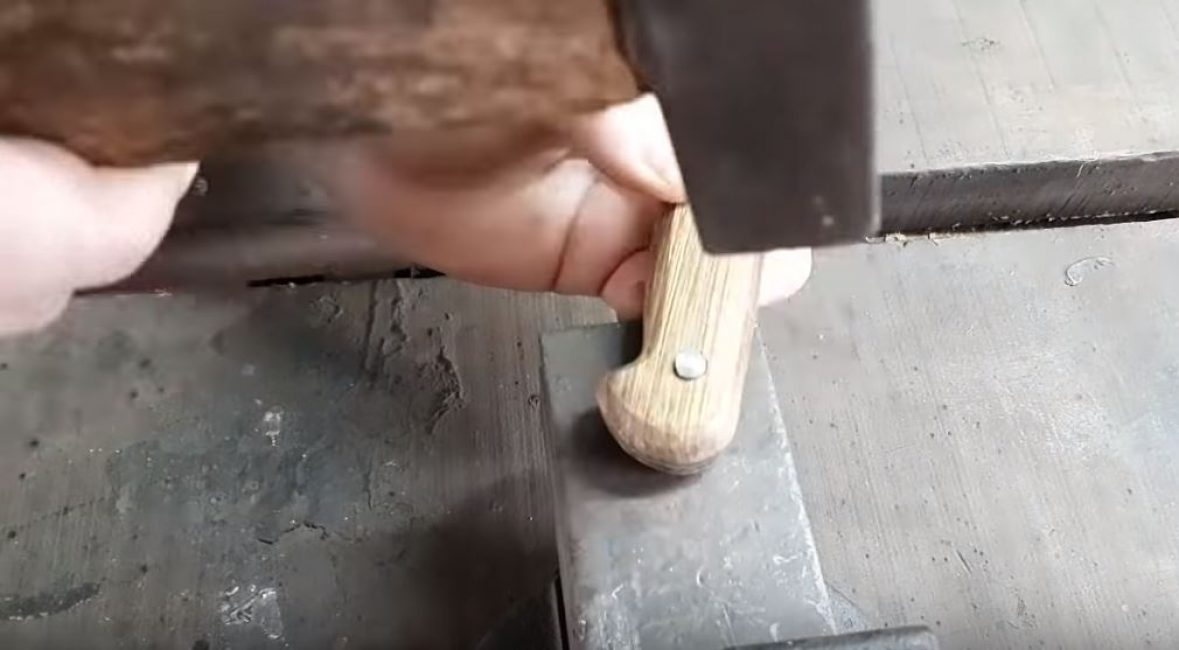 Perçini bir çekiçle perçinliyoruz