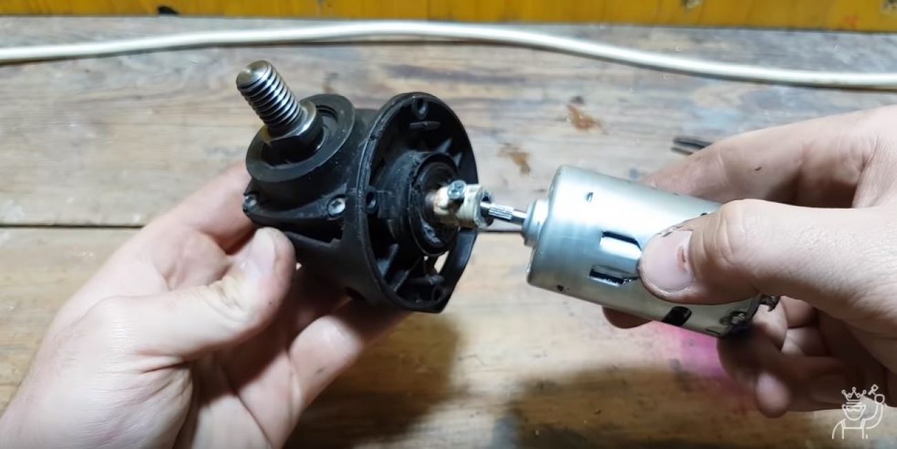 Ponemos la caja de cambios en el eje del nuevo motor eléctrico.