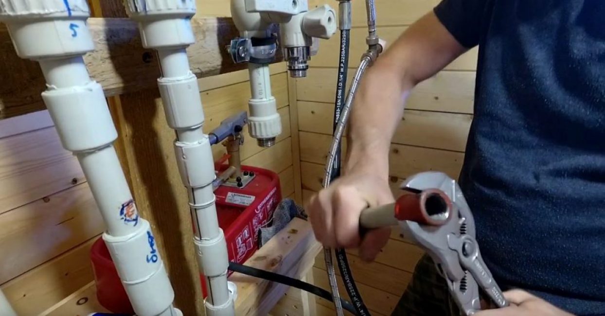 A műanyag cső második végére feltekerünk egy másik csatlakozót