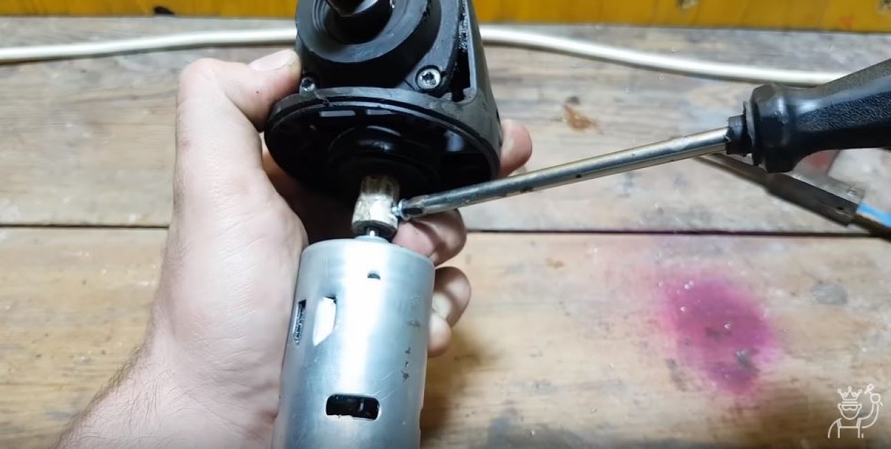 Sujetamos el tornillo