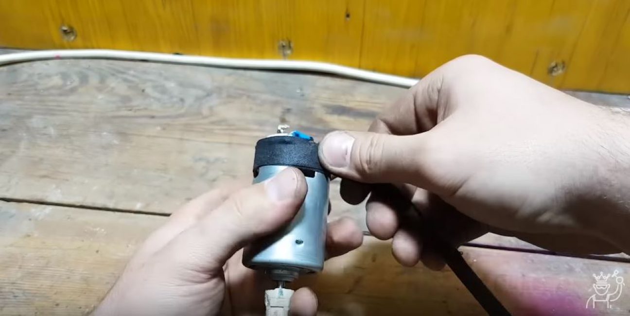 Enrollamos cinta aislante alrededor del borde del motor eléctrico.