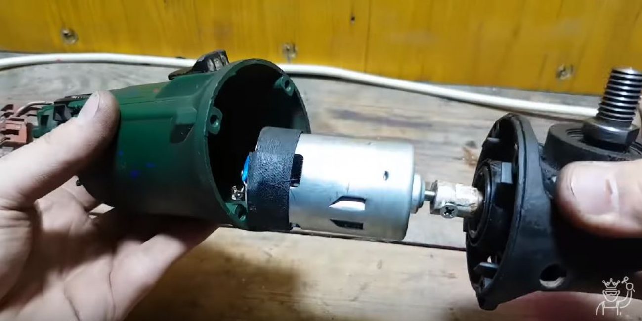 Insertamos el motor con la caja de cambios en el cuerpo de la amoladora angular.