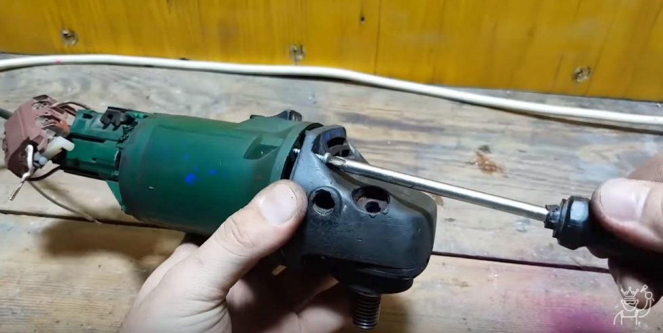 Fijamos la caja de cambios con 4 tornillos.
