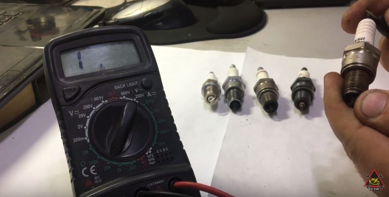 a multiméter vezetékeit összekötjük a központi elektródával és a gyertya érintkezőfejével