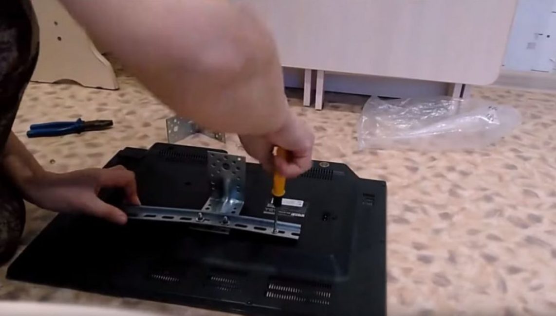 DIN rayını vidalarla TV'ye tutturuyoruz.