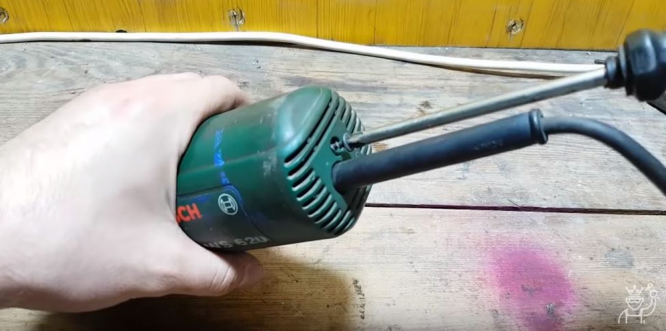 Apriete el tornillo de la tapa trasera