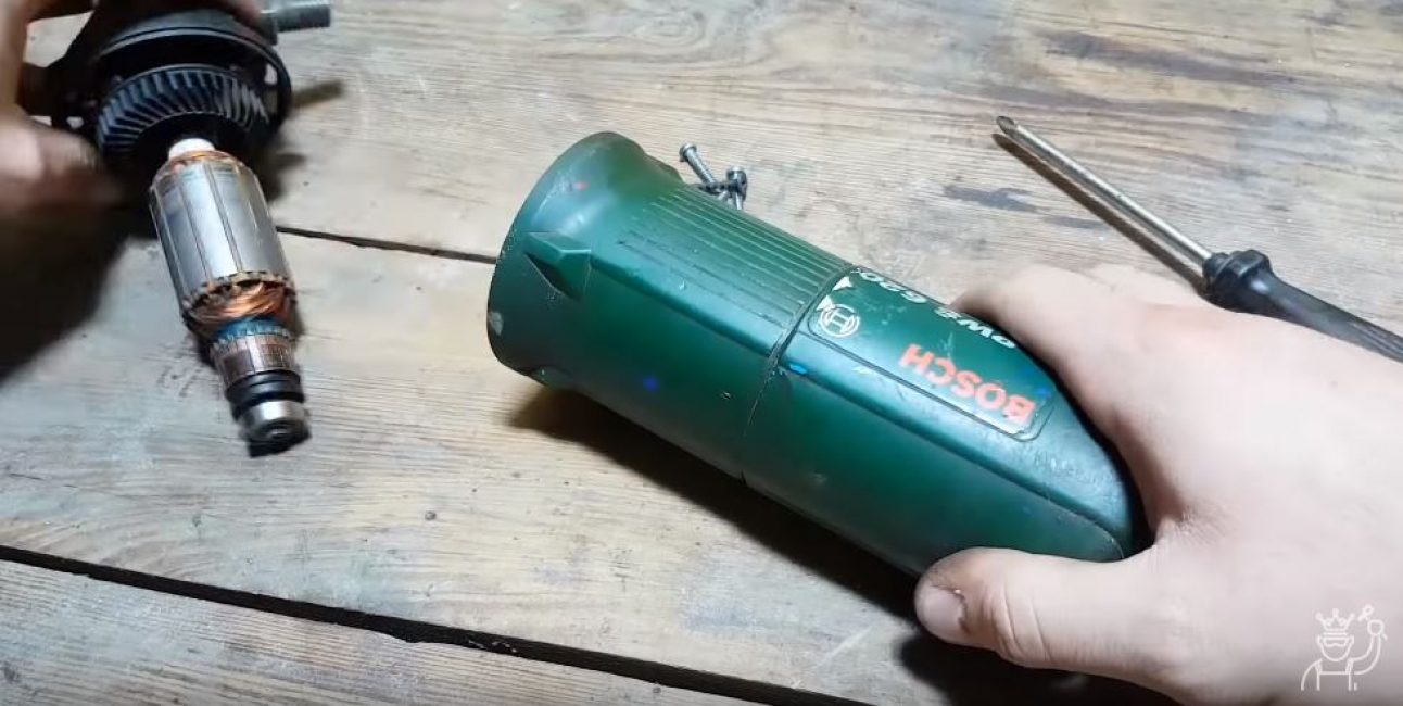 Retiramos la caja de cambios junto con el rotor del motor quemado