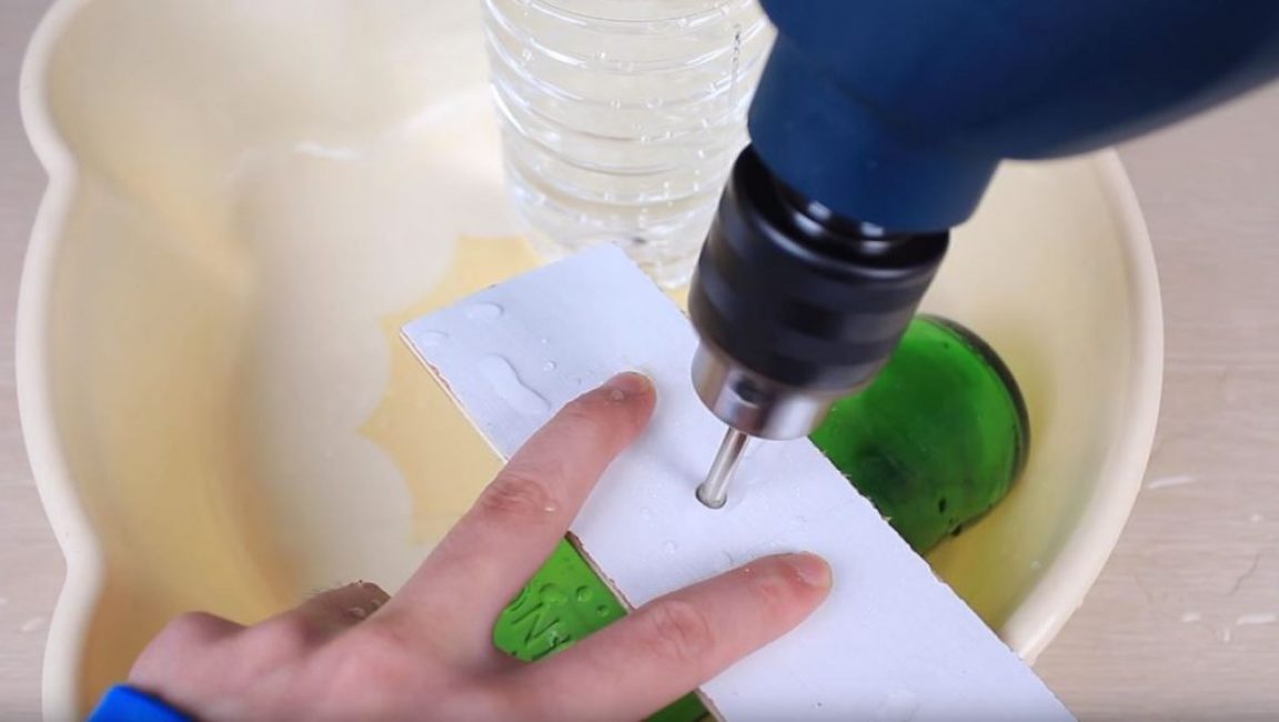 Gyémánt bevonatú csőfúróval lyukakat fúrunk