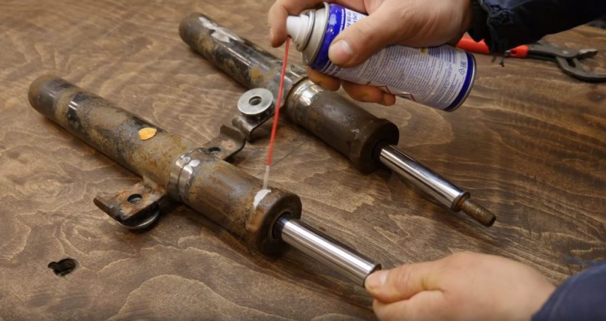 Processem amb greix WD-40 els llocs on els taps s'ajusten als estoigs