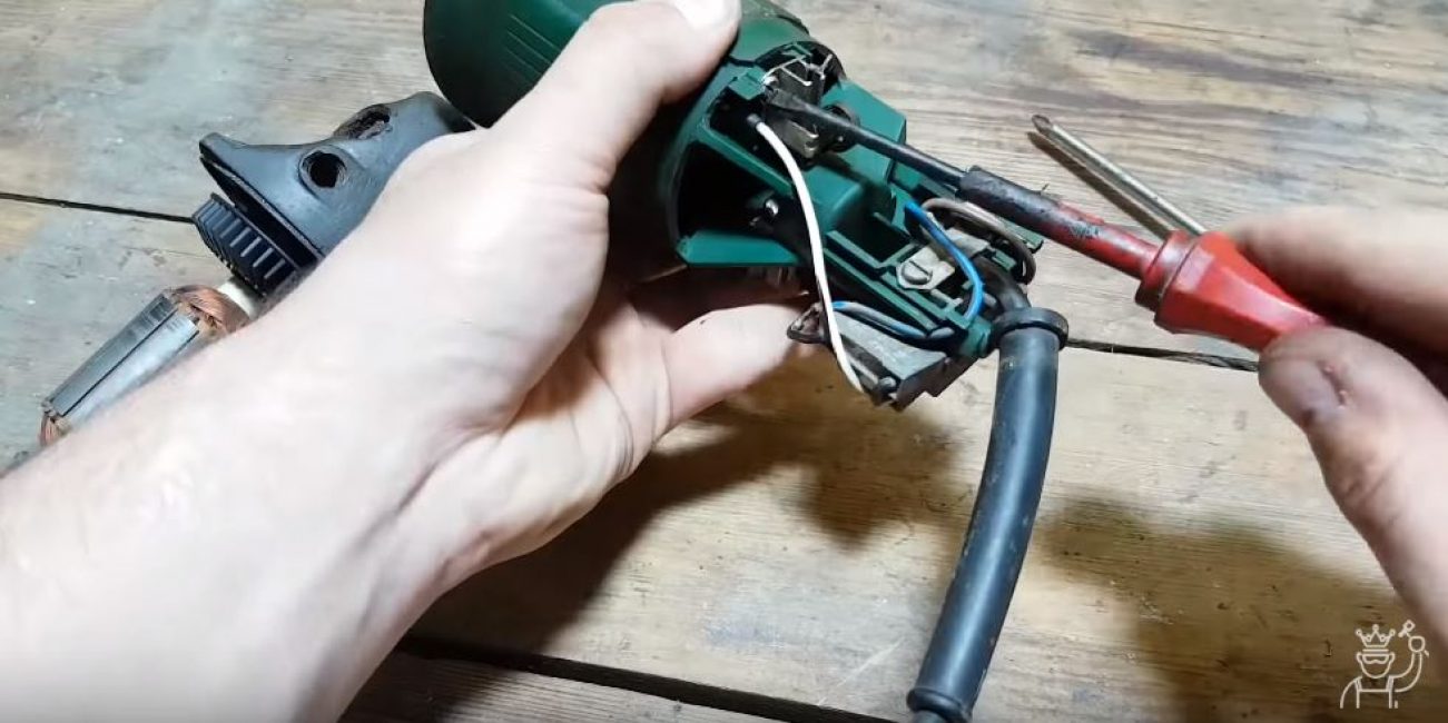 Desatornillamos los tornillos que sujetan el estator del motor eléctrico.