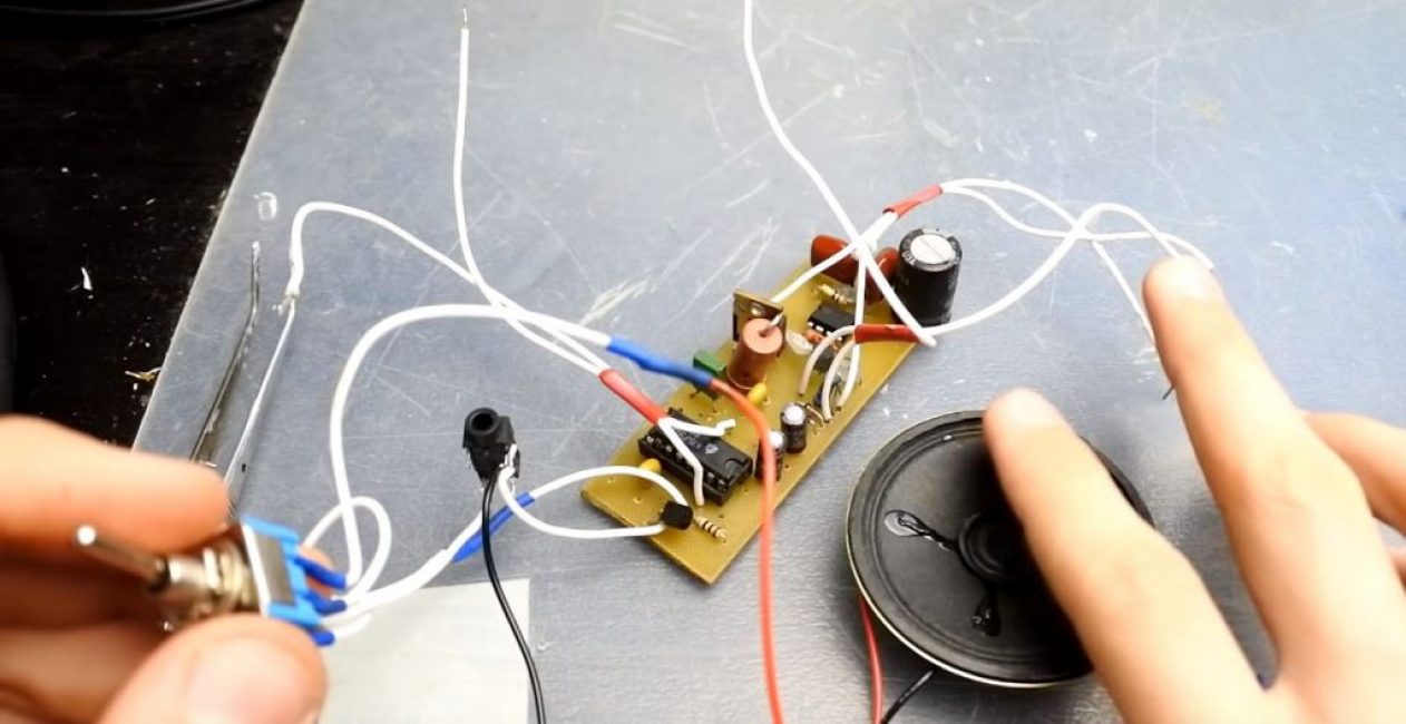 Conectamos el jack de auriculares y altavoz al par de cables correspondiente