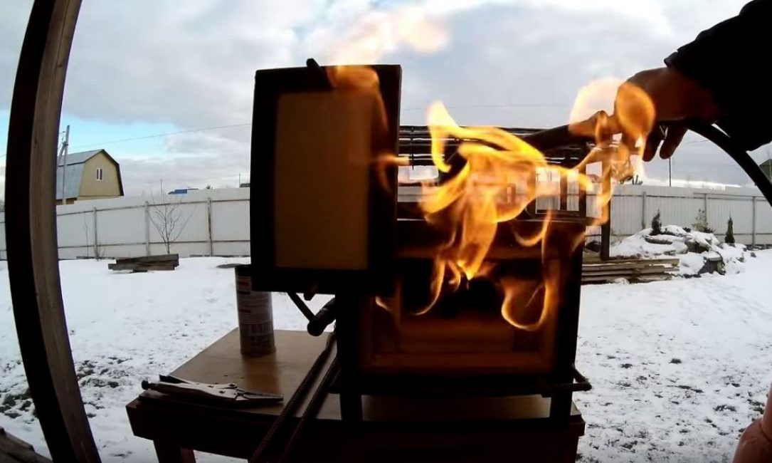 Utilitzant un cremador de gas i forja