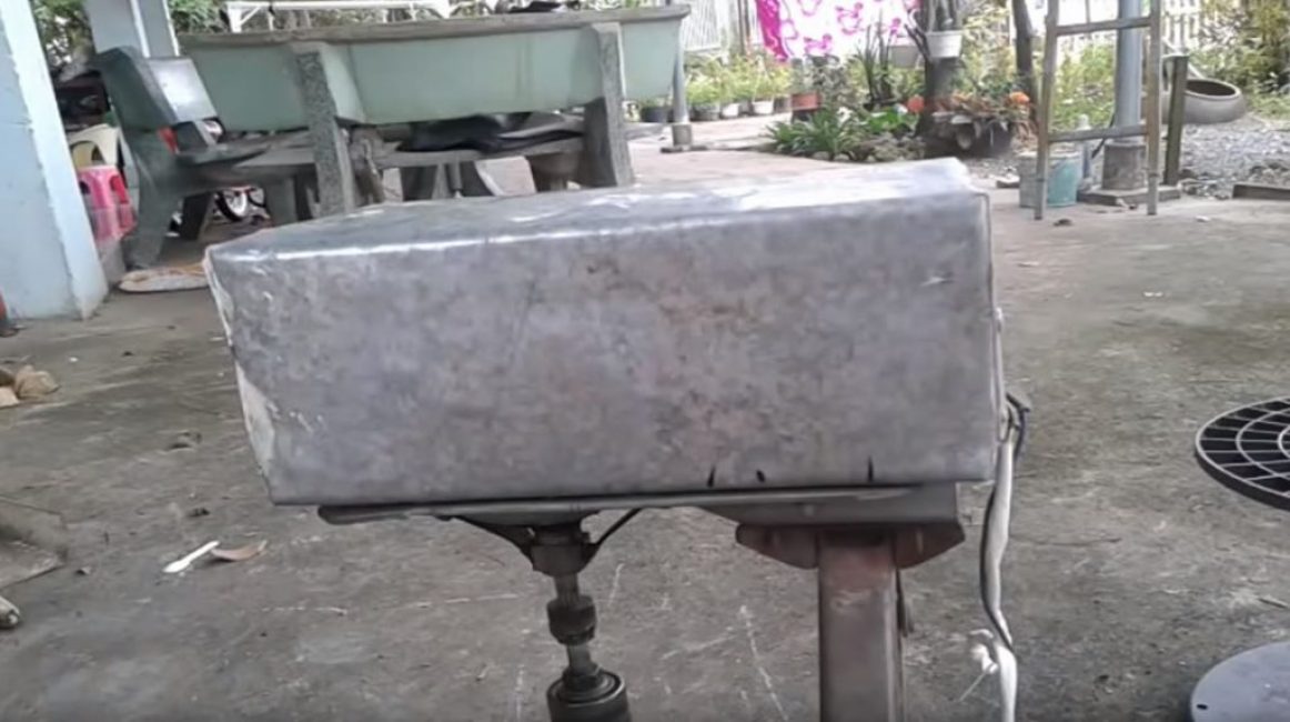 Από πάνω καλύπτουμε τον κινητήρα με ένα περίβλημα κατάλληλου μεγέθους