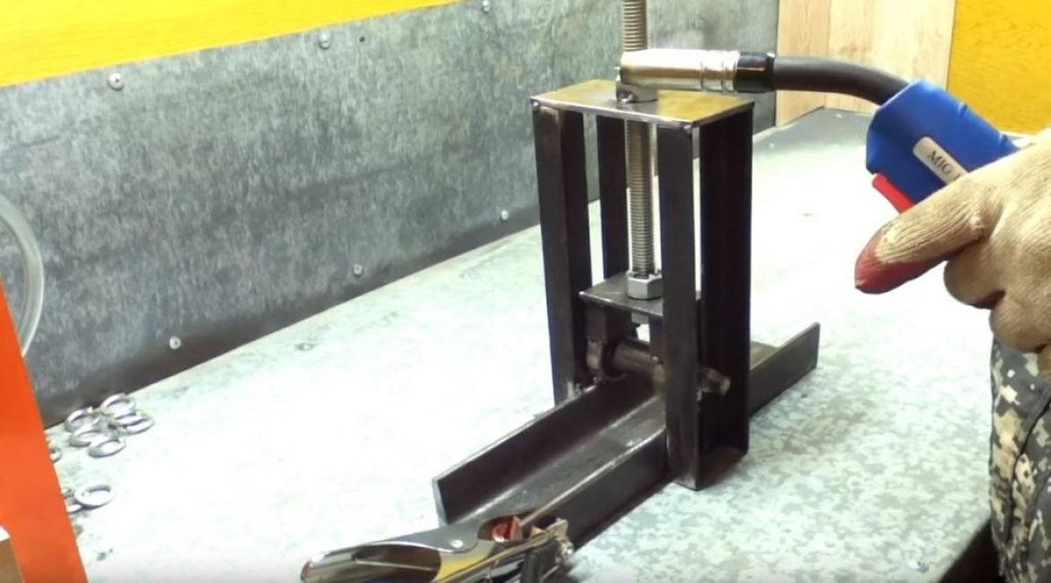 emelő és szorító mechanizmus