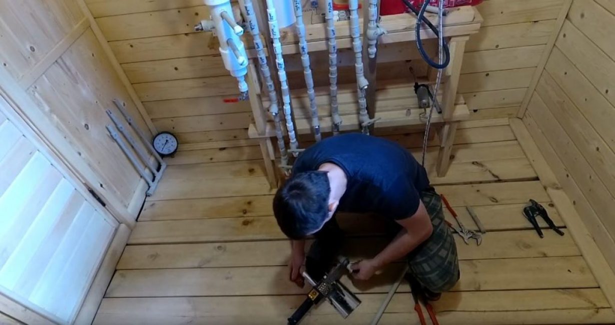A hegesztőgépen felmelegítjük a műanyag hüvelyt