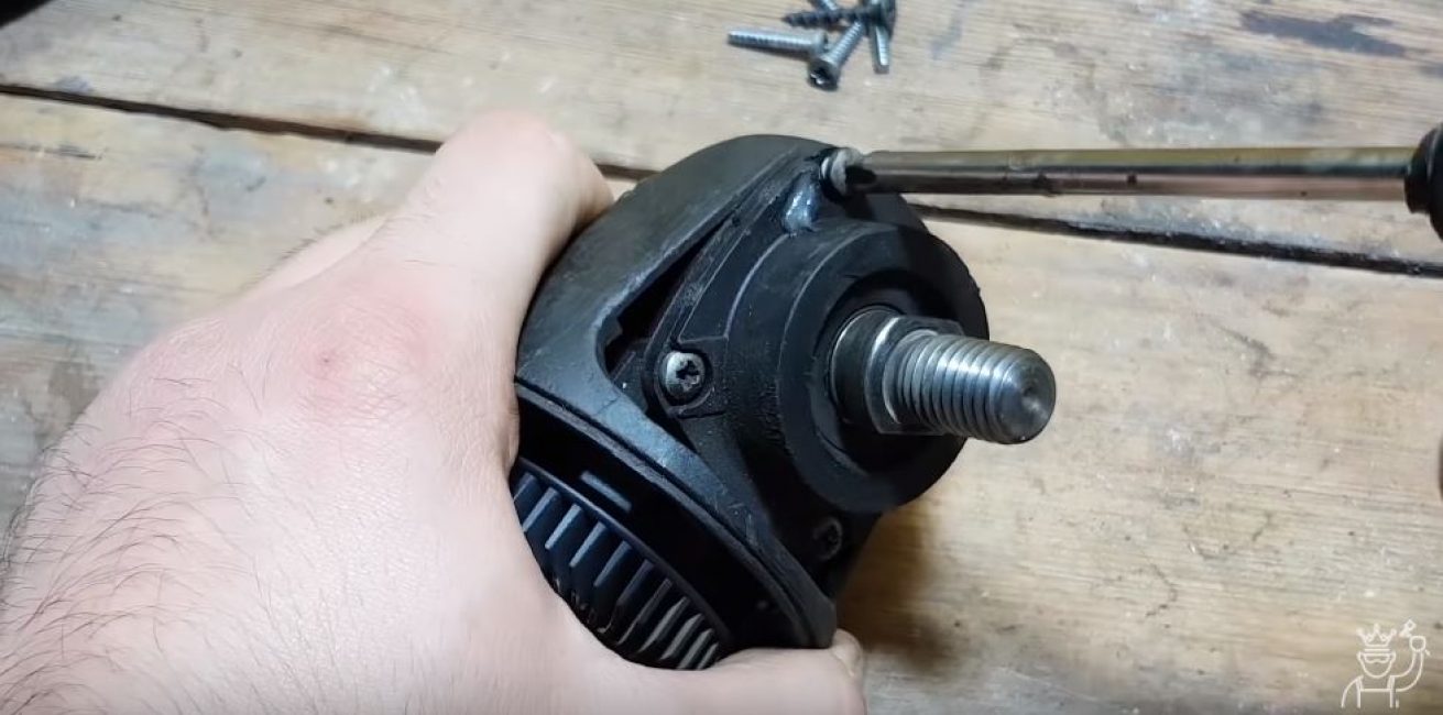 Desatornillamos los tornillos que sujetan la tapa de la caja de cambios.