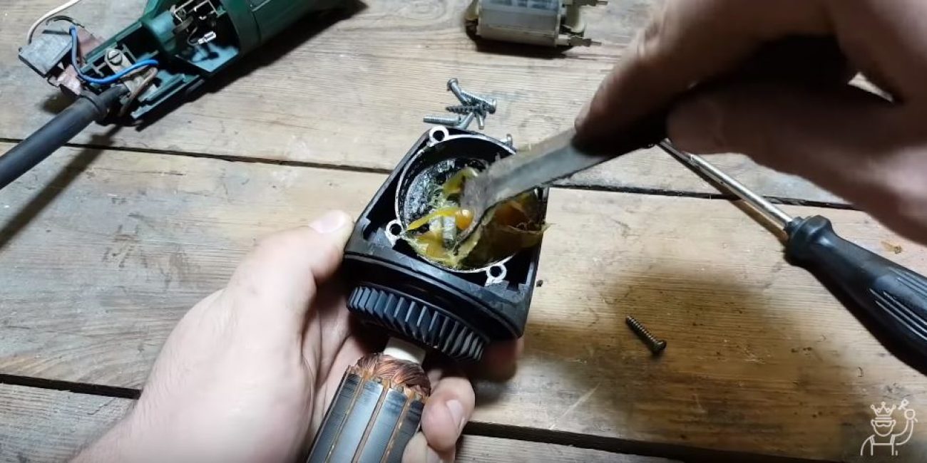 Llenamos la carcasa de la caja de cambios con grasa especial.