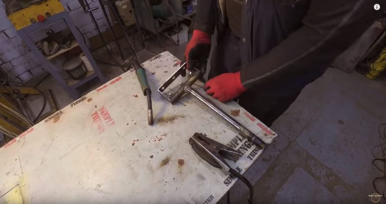 заварете скобата