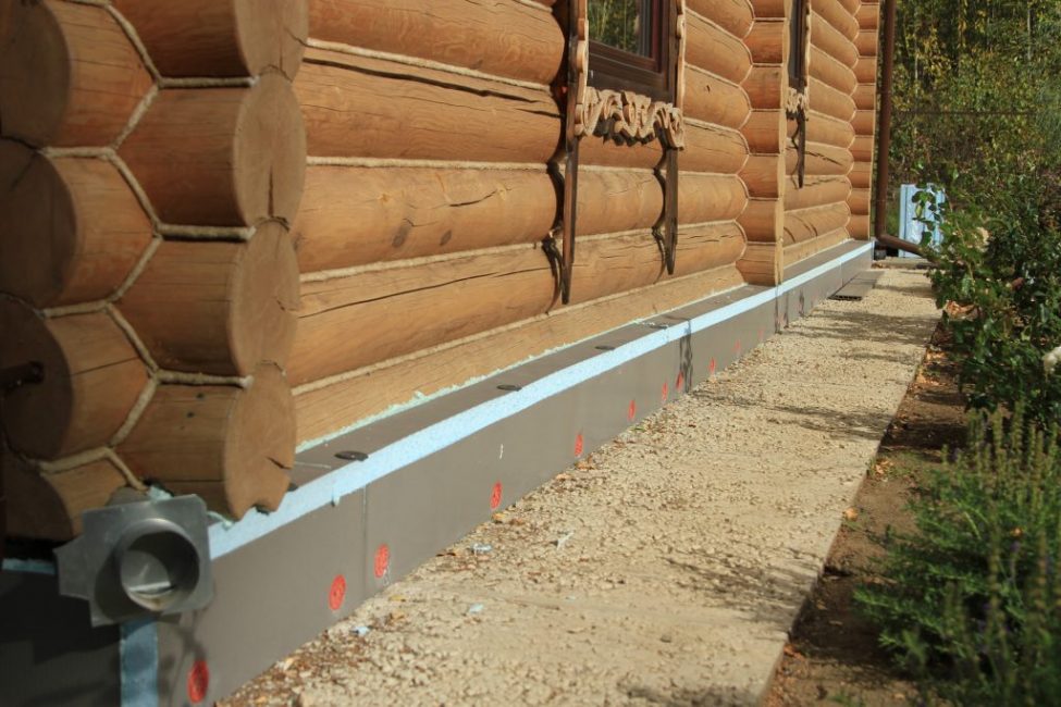 aislamiento de los cimientos de una casa de madera exterior