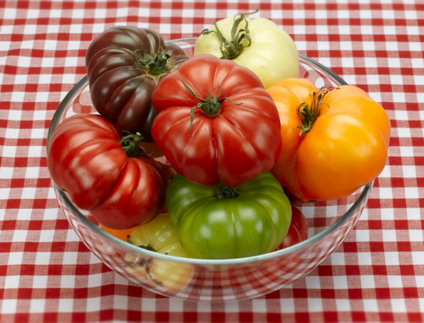 La majoria de la gent associa el color d'un tomàquet madur amb fruits vermells, però com molts diuen, els tomàquets d'un color diferent són més saludables i saborosos: rosa, negre i groc.