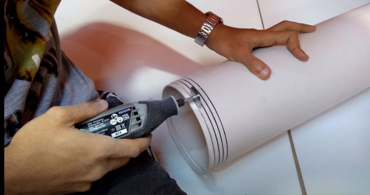 Ø150 mm'lik bir boru üzerinde 1 cm kalınlığında 4 halka işaretler ve keseriz