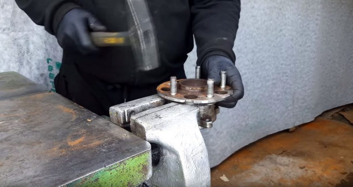 Golpee con un martillo los espárragos del cubo
