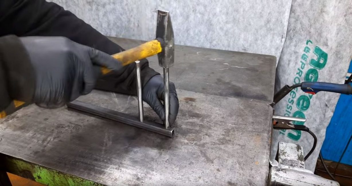 Insertamos piezas de madera redondas en los agujeros obtenidos.