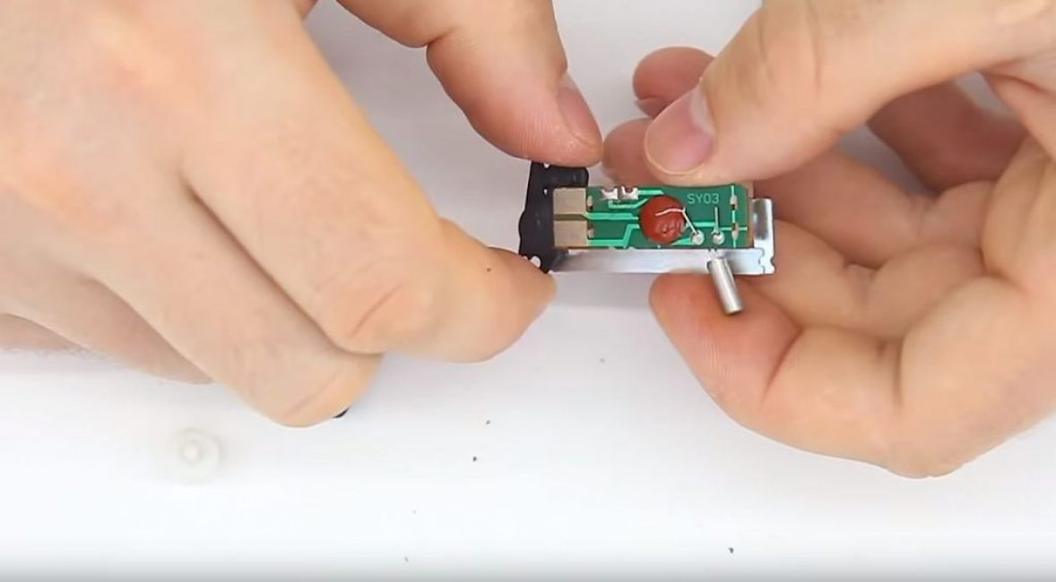 Baskılı devre kartını bir elektromıknatıs ile çıkarıyoruz