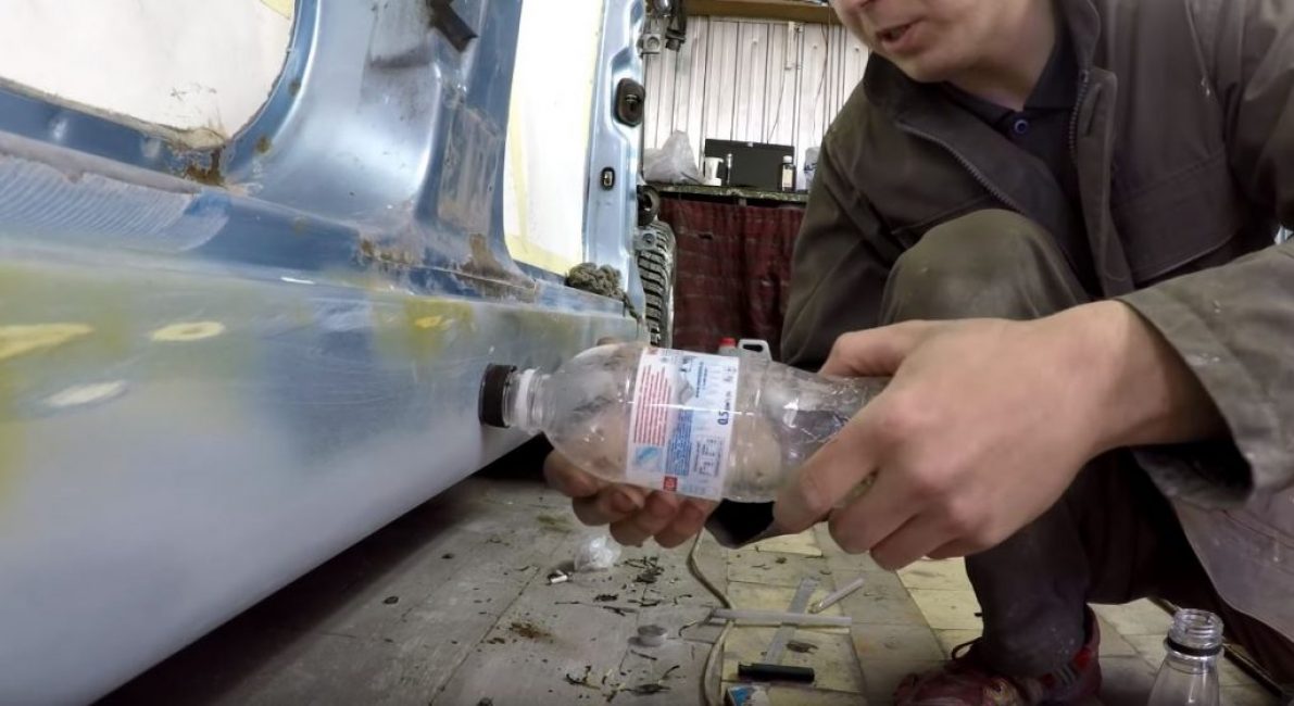 Şişeyi mantarın içine vidalamak